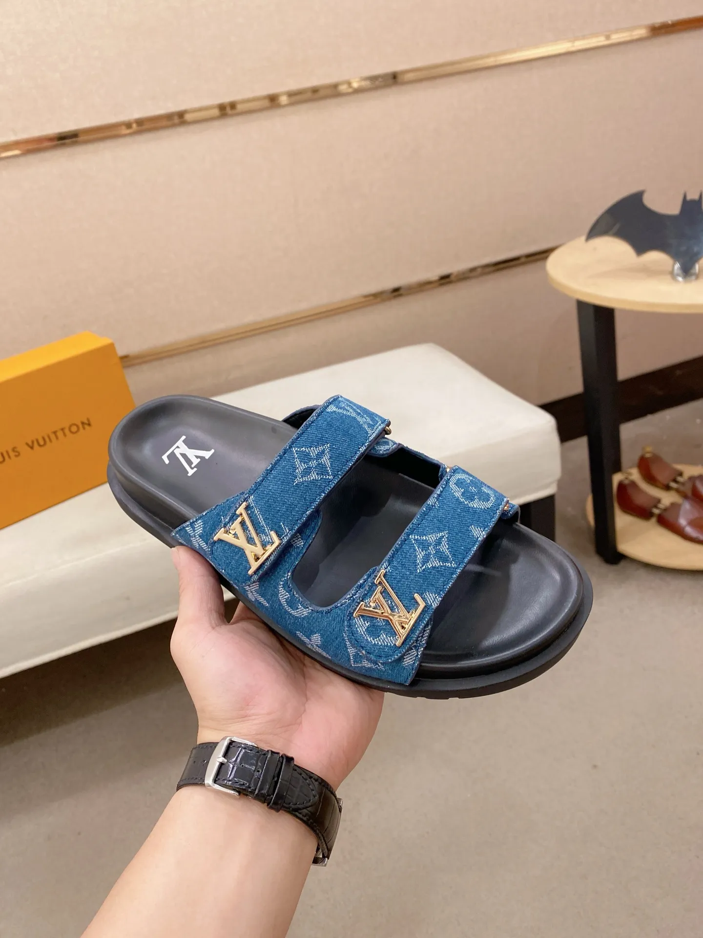 Men's shoes💰: 320💰Made by LV🔍Top purchasing agent, men's spring and summer slippers are available at the same counter. The uppers are made of cowhide imported from Italy, with logo graphics and high-quality craftsmanship. Soles: original soles specially provided by the original factory. Exclusive molded soles are super comfortable. Original goods with single order, 🔍🔍high quality, you can enter and exit the counter at will. Welcome to compare, code number 38-44. Can be customized45